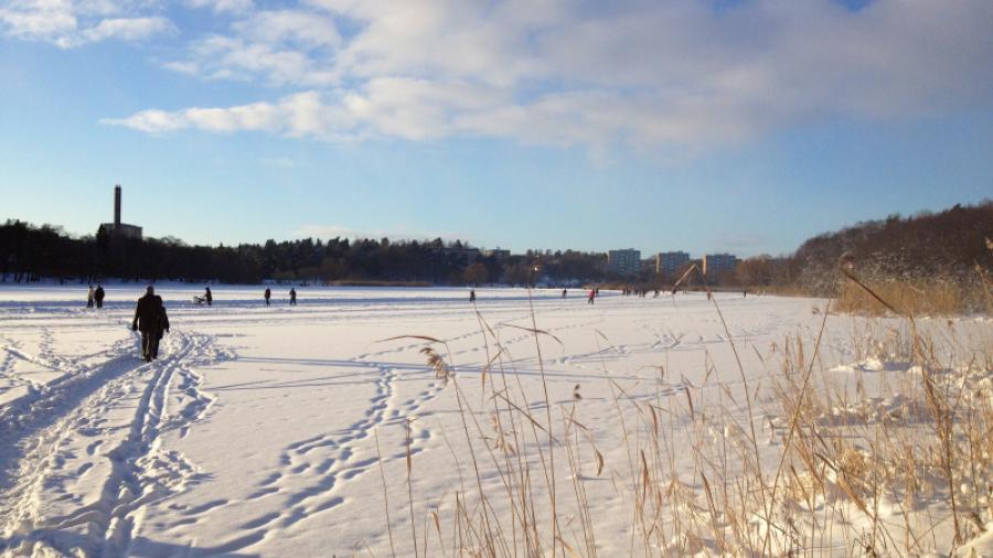 Råstasjön täckt av is blir en populär friluftsplats