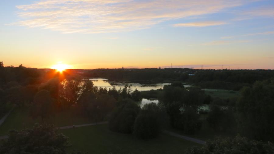 Solnedgång över Naturreservatet Råstasjön från en av husets balkonger